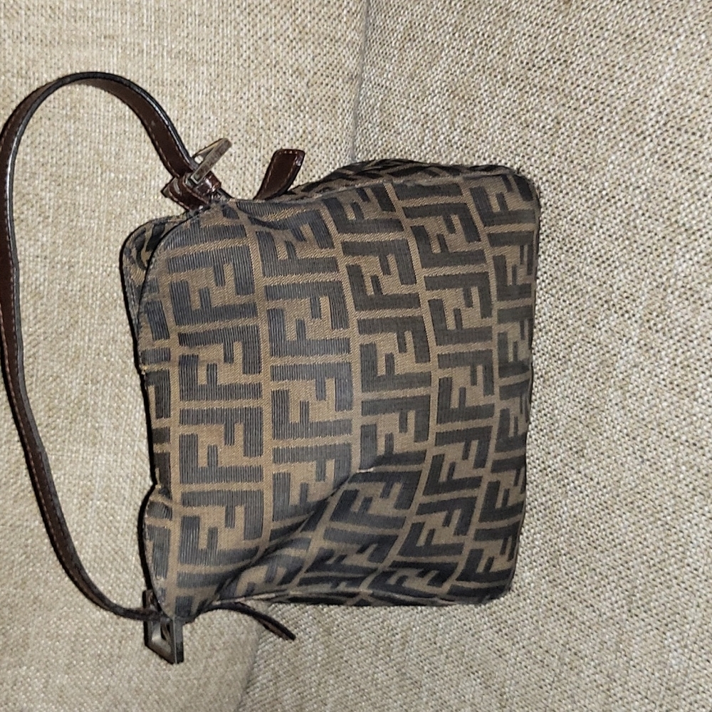 Vintage Fendi Bag 😍 - Picture 3 of 16